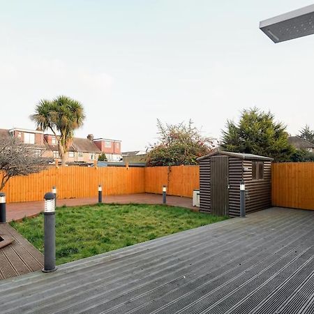 Beautiful 4 Bed Immaculate Condition Refurbished Property رومفورد المظهر الخارجي الصورة