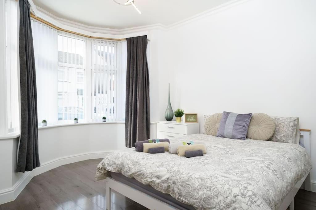 Beautiful 4 Bed Immaculate Condition Refurbished Property رومفورد المظهر الخارجي الصورة