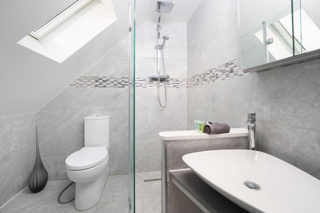 Beautiful 4 Bed Immaculate Condition Refurbished Property رومفورد المظهر الخارجي الصورة